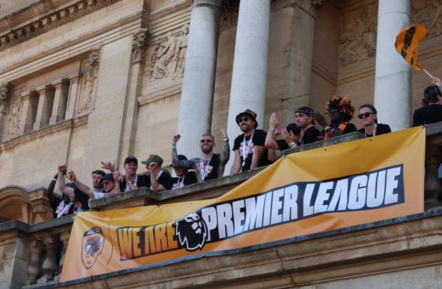 Hull Bus Parade The Hull City team celebrate at City Hall during the Hull City Bus Parade on the streets of Hull, England after being promoted to the Premier League in the Sky Bet Championship Play-Off Final on Saturday 23rd May 2026. 25 05 2026 UK Newspapers OUT Copyright: xAndyxSumnerx FIL-23472-0207