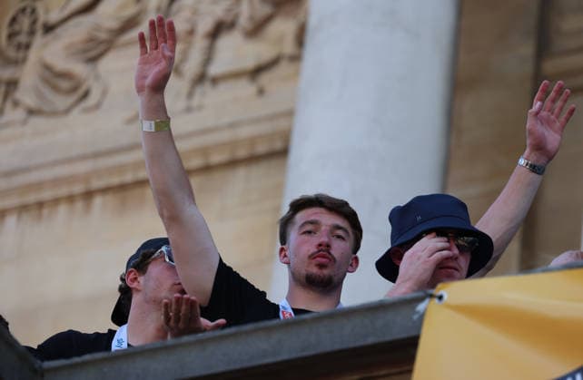 Hull Bus Parade Charlie Hughes of Hull City celebrates at City Hall during the Hull City Bus Parade on the streets of Hull, England after being promoted to the Premier League in the Sky Bet Championship Play-Off Final on Saturday 23rd May 2026. 25 05 2026 UK Newspapers OUT Copyright: xAndyxSumnerx FIL-23472-0209