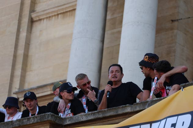 Hull Bus Parade Hull City Owner Acun IlÄ±calÄ± makes a speech at City Hall during the Hull City Bus Parade on the streets of Hull, England after being promoted to the Premier League in the Sky Bet Championship Play-Off Final on Saturday 23rd May 2026. 25 05 2026 UK Newspapers OUT Copyright: xAndyxSumnerx FIL-23472-0213