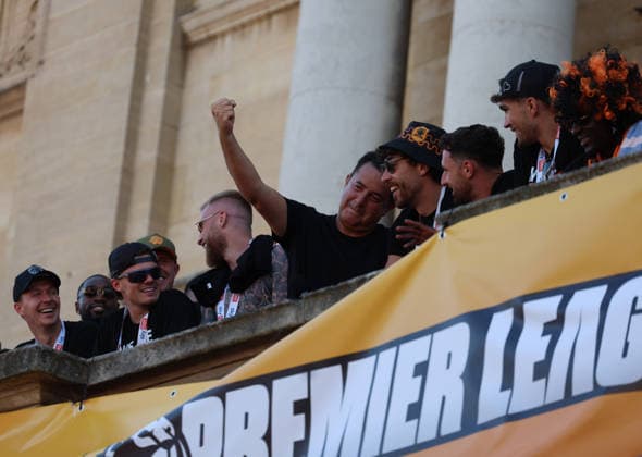 Hull Bus Parade Hull City Owner Acun IlÄ±calÄ± celebrates at City Hall during the Hull City Bus Parade on the streets of Hull, England after being promoted to the Premier League in the Sky Bet Championship Play-Off Final on Saturday 23rd May 2026. 25 05 2026 UK Newspapers OUT Copyright: xAndyxSumnerx FIL-23472-0218