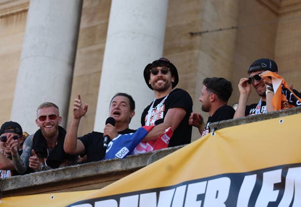 Hull Bus Parade Hull City Owner Acun IlÄ±calÄ± makes a speech at City Hall during the Hull City Bus Parade on the streets of Hull, England after being promoted to the Premier League in the Sky Bet Championship Play-Off Final on Saturday 23rd May 2026. 25 05 2026 UK Newspapers OUT Copyright: xAndyxSumnerx FIL-23472-0221