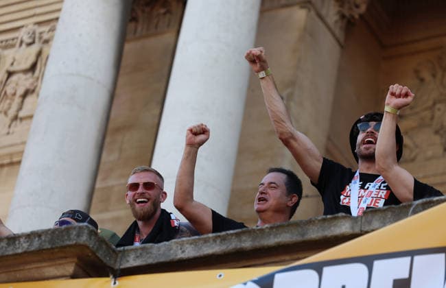 Hull Bus Parade Hull City Owner Acun IlÄ±calÄ± celebrates at City Hall during the Hull City Bus Parade on the streets of Hull, England after being promoted to the Premier League in the Sky Bet Championship Play-Off Final on Saturday 23rd May 2026. 25 05 2026 UK Newspapers OUT Copyright: xAndyxSumnerx FIL-23472-0226