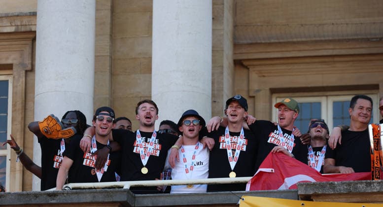 Hull Bus Parade The Hull City team celebrate at City Hall during the Hull City Bus Parade on the streets of Hull, England after being promoted to the Premier League in the Sky Bet Championship Play-Off Final on Saturday 23rd May 2026. 25 05 2026 UK Newspapers OUT Copyright: xAndyxSumnerx FIL-23472-0237