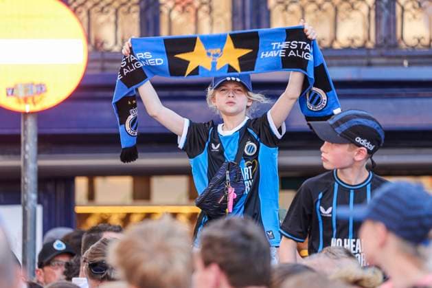 Club Brugge celebrating the Jupiler Pro League title 2026 with city parade BRUGGE, BELGIUM - MAY 25 : Fans of Club Brugge celebrating the winning of the Jupiler Pro League title 2025 - 2026 during a city parade towards the city centre and celebration ceremony at the Markt of Bruges. Club Brugge won the Belgian national soccer championship for the 20th time in the history of the club on May 25, 2026 in Brugge, Belgium, 25-05-26 Brugge Belgium  Copyright: xGbax