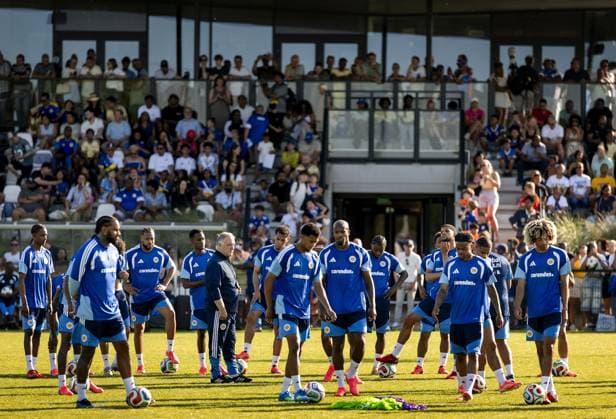 NOORDWIJK - Coach Dick Advocaat during a training session of the Curacao national team, Nationalteam on the SJC Noordwijk pitch. The team is preparing for the World Cup with a training camp, led by coach Dick Advocaat. KOEN VAN WEEL ANP xVIxANPxSportx xxANPxIVx 559331880 originalFilename: 559331880.jpg