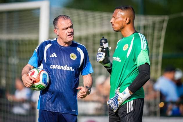 NOORDWIJK , 25-05-2026 , Sportpark S.J.C. , season 2025 2026 , Curacao Dutch International football , Training session Curacao in preparation for FIFA World Cup, WM, Weltmeisterschaft, Fussball 2026 , picture shows Curacao keeperstrainer Raymond Mulder and Curacao goalkeeper Eloy Room Training Curacao 25-05-2026  x203964917x Copyright: