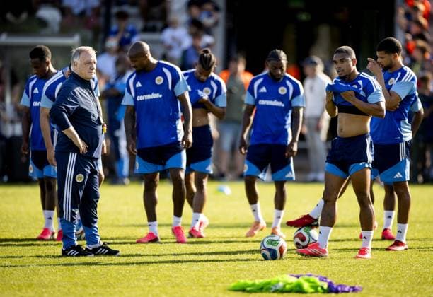 NOORDWIJK - Coach Dick Advocaat during a training session of the Curacao national team, Nationalteam on the SJC Noordwijk pitch. The team is preparing for the World Cup with a training camp, led by coach Dick Advocaat. KOEN VAN WEEL ANP xVIxANPxSportx xxANPxIVx 559332016 originalFilename: 559332016.jpg