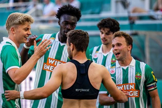 SOCCER - BL, Rapid vs Ried VIENNA,AUSTRIA,25.MAY.26 - SOCCER - ADMIRAL Bundesliga, Europacup play off, SK Rapid Wien vs SV Ried. Image shows the rejoicing of Tobias Borkeeiet, Serge Philippe Raux Yao, Louis Schaub, Jakob Schoeller and Matthias Seidl (Rapid).  GEPAxpictures xKevinxHackner