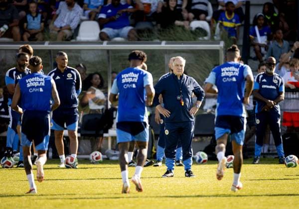 NOORDWIJK - Coach Dick Advocaat during a training session of the Curacao national team, Nationalteam on the SJC Noordwijk pitch. The team is preparing for the World Cup with a training camp, led by coach Dick Advocaat. KOEN VAN WEEL ANP xVIxANPxSportx xxANPxIVx 559333694 originalFilename: 559333694.jpg