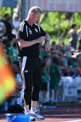 25 05 2025 Football season 2024 2025 Relegation Oberliga Bayern Bayernliga Landesliga ATSV Erlangen TSV Großbardorf LuPf xluxpfx Normann Wagner Co Coach ATSV Erlangen looks at the clock