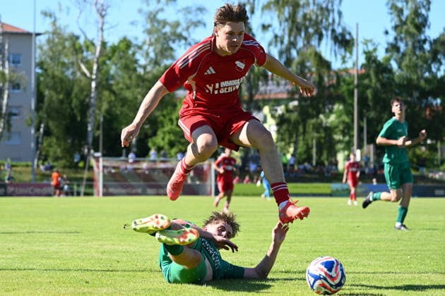 25.05.2025 - Fussball - Saison 2024 2025 - Relegation Oberliga Bayern Bayernliga Landesliga : ATSV Erlangen - TSV Großbardorf - LuPf - xluxpfx - Ulrich Spies (3, ATSV Erlangen ) im Zweikampf mit Jimmy Mangold (11, TSV Großbardorf ) (von links) *** 25 05 2025 Football season 2024 2025 Relegation Oberliga Bayernliga Bayernliga Landesliga ATSV Erlangen TSV Großbardorf LuPf xluxpfx Ulrich Spies 3, ATSV Erlangen in a duel with Jimmy Mangold 11, TSV Großbardorf from left