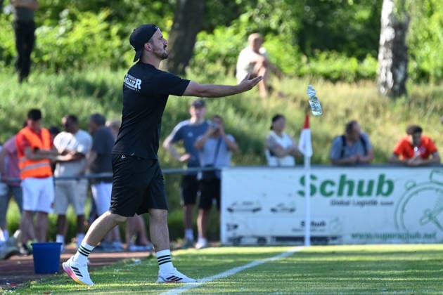 25 05 2025 Football season 2024 2025 Relegation Oberliga Bayern Bayernliga Landesliga ATSV Erlangen TSV Großbardorf LuPf xluxpfx Robin Keiner Coach TSV Großbardorf throws bottle