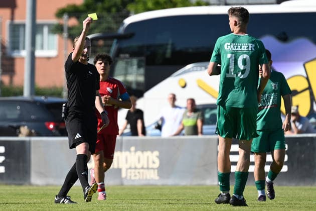 25 05 2025 Soccer season 2024 2025 Relegation Oberliga Bayernliga Bayernliga Landesliga ATSV Erlangen TSV Großbardorf LuPf xluxpfx Jonas Krzyzanowski Referee gives yellow card to Jonas Hau 19, TSV Großbardorf from left