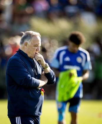 NOORDWIJK - Coach Dick Advocaat during a training session of the Curacao national team, Nationalteam on the SJC Noordwijk pitch. The team is preparing for the World Cup with a training camp, led by coach Dick Advocaat. KOEN VAN WEEL ANP xVIxANPxSportx xxANPxIVx 559333934 originalFilename: 559333934.jpg