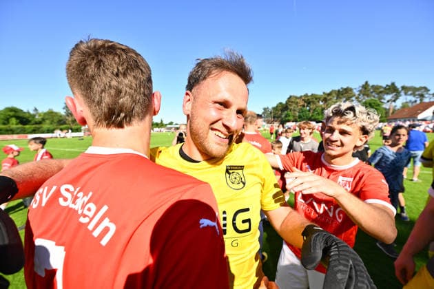 25.05.2026 - Fussball - Saison 2025 2026 - Relegation Oberliga Bayern Bayernliga Landesliga : FSV Stadeln - FC Eintracht Münchberg - - xwoxzix - Mannschaft Team Stadeln - Jubel Freude nach Spielende - Tugay Akbakla (1, FSV Stadeln )