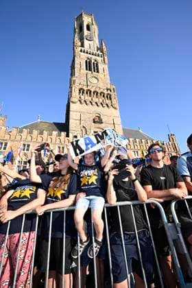 Club Brugge celebrating the Jupiler Pro League title 2026 with city parade BRUGGE, BELGIUM - MAY 25 : Fans and the players of Club Brugge celebrating the winning of the Jupiler Pro League title 2025 - 2026 during a city parade towards the city centre and celebration ceremony at the Markt of Bruges. Club Brugge won the Belgian national soccer championship for the 20th time in the history of the club on May 25, 2026 in Brugge, Belgium, 25 05 2026 Brugge Belgium  Copyright: xNicoxVereeckenx