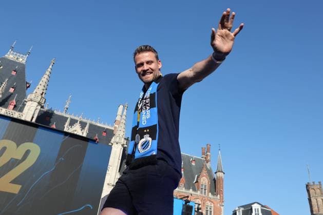 Club Brugge celebrating the Jupiler Pro League title 2026 with city parade BRUGGE, BELGIUM - MAY 25 : Mignolet Simon goalkeeper of Club Brugge celebrating the winning of the Jupiler Pro League title 2025 - 2026 during a city parade towards the city centre and celebration ceremony at the Markt of Bruges. Club Brugge won the Belgian national soccer championship for the 20th time in the history of the club on May 25, 2026 in Brugge, Belgium, 25-05-26 Brugge Belgium  Copyright: xGbax