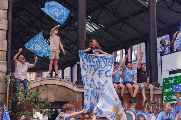 Manchester City Parade in Manchester MANCHESTER, UNITED KINGDOM - MAY 25: Manchester City fans celebrate FA Cup and Carabao cup during an open-top bus parade through the streets of Manchester on 25 May 2026. Ioannis Alexopoulos Anadolu Manchester United, ManU Kingdom. Editorial use only. Please get in touch for any other usage.  Copyright: x2026xAnadoluxIoannisxAlexopoulosx