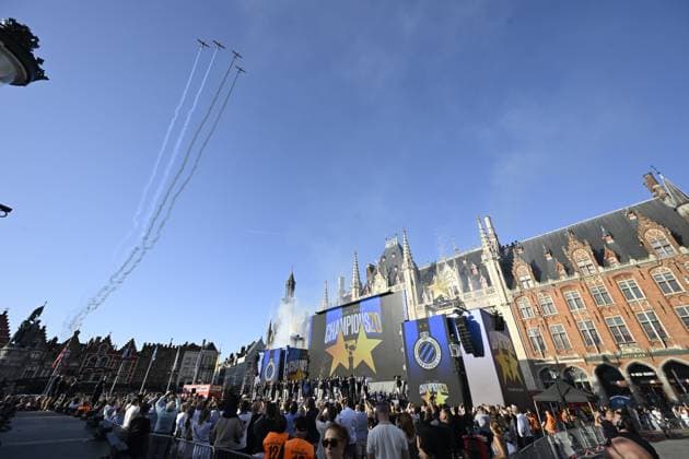Club Brugge celebrating the Jupiler Pro League title 2026 with city parade BRUGGE, BELGIUM - MAY 25 : Fans and the players of Club Brugge celebrating the winning of the Jupiler Pro League title 2025 - 2026 during a city parade towards the city centre and celebration ceremony at the Markt of Bruges. Club Brugge won the Belgian national soccer championship for the 20th time in the history of the club on May 25, 2026 in Brugge, Belgium, 25 05 2026 Brugge Belgium  Copyright: xNicoxVereeckenx
