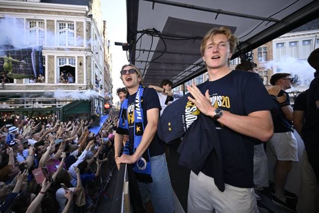 Club Brugge celebrating the Jupiler Pro League title 2026 with city parade BRUGGE, BELGIUM - MAY 25 : Vermant Romeo forward of Club Brugge and the players of Club Brugge celebrating the winning of the Jupiler Pro League title 2025 - 2026 during a city parade towards the city centre and celebration ceremony at the Markt of Bruges. Club Brugge won the Belgian national soccer championship for the 20th time in the history of the club on May 25, 2026 in Brugge, Belgium, 25 05 2026 Brugge Belgium  Copyright: xNicoxVereeckenx