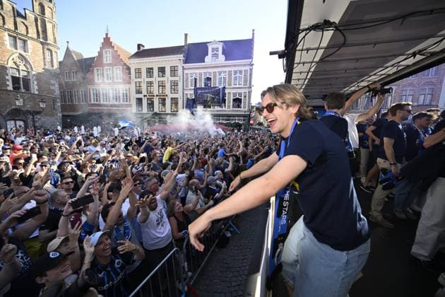 Club Brugge celebrating the Jupiler Pro League title 2026 with city parade BRUGGE, BELGIUM - MAY 25 : Fans and the players of Club Brugge celebrating the winning of the Jupiler Pro League title 2025 - 2026 during a city parade towards the city centre and celebration ceremony at the Markt of Bruges. Club Brugge won the Belgian national soccer championship for the 20th time in the history of the club on May 25, 2026 in Brugge, Belgium, 25 05 2026 Brugge Belgium  Copyright: xNicoxVereeckenx