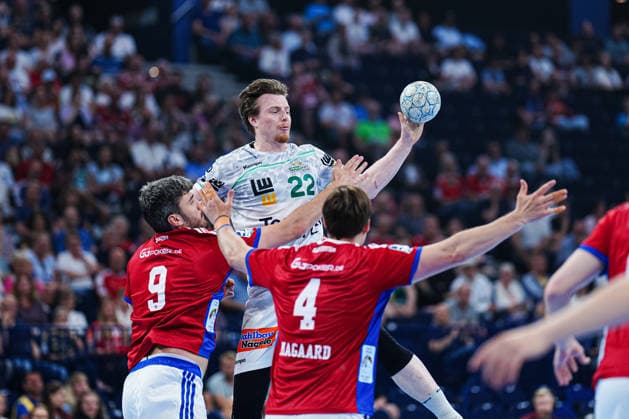 Jacob Lassen Handball Sport Verein Hamburg, 09 , Erik Persson Frisch Auf Goeppingen, 22 , Andreas Magaard Handball Sport Verein Hamburg, 04 GER, Handball Sport Verein Hamburg vs Frisch Auf Goeppingen, Handball, 1 Bundesliga, Matchday 32, Season 2025 2026, 25 05 2026 GER, Handball Sport Verein Hamburg vs Frisch Auf Goeppingen, Handball, 1 Bundesliga, Matchday 32, Season 2025 2026, 25 05 2026 Hamburg Copyright: xEibner-Pressefoto MarcelxvonxFehrnx EP_MFN