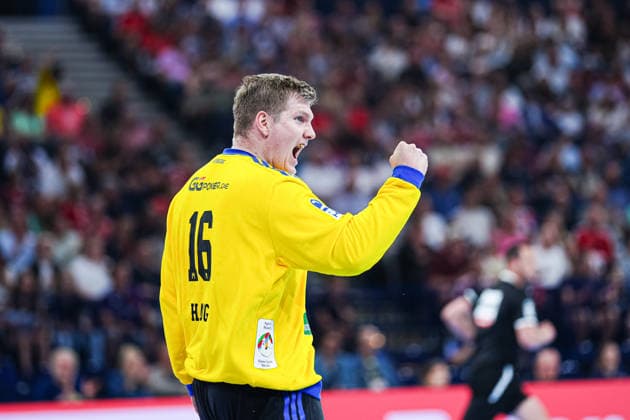 Cheers after parade Robin Haug Handball Sport Verein Hamburg, 16 GER, Handball Sport Verein Hamburg vs Frisch Auf Goeppingen, Handball, 1 Bundesliga, Matchday 32, Season 2025 2026, 25 05 2026 GER, Handball Sport Verein Hamburg vs Frisch Auf Goeppingen, Handball, 1 Bundesliga, Matchday 32, Season 2025 2026, 25 05 2026 Hamburg Copyright: xEibner-Pressefoto MarcelxvonxFehrnx EP_MFN