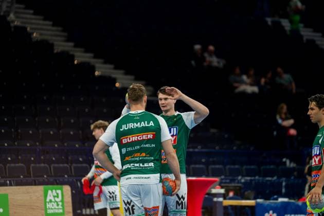 Oskar Sunnefeldt of Frisch Auf Göppingen in green jersey during a move in the Barclays Arena The player is in action on the pitch next to teammates of the Göppingen team Oskar Sunnefeldt 27 Frisch Auf Göppingen in the match against HSV Hamburg Copyright: xPhilippHeistx
