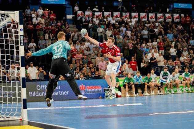 Frederik Bo Andersen 21 HSV Hamburg in red jersey throws the ball on goal from the back The goalkeeper of Frisch Auf Göppingen 12 turquoise jersey in defensive position in front of a full Barclays Arena Frederik Bo Andersen 21 HSV Hamburg throwing the ball on goal against the goalkeeper Copyright: xPhilippHeistx