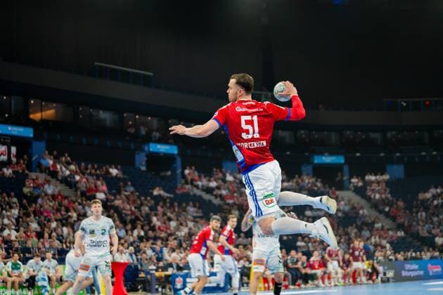 HSV-Spieler Casper Ulrich Mortensen springt zum Wurf ab und hält den Ball in der rechten Hand. Im Hintergrund sind Spieler beider Teams sowie das Publikum der Barclays Arena zu sehen. Casper Ulrich Mortensen ( 6; HSV Hamburg) beim Sprungwurf *** HSV player Casper Ulrich Mortensen jumps to shoot and holds the ball in his right hand In the background you can see players from both teams and the crowd at Barclays Arena Casper Ulrich Mortensen 6 HSV Hamburg jumping to shoot Copyright: xPhilippHeistx