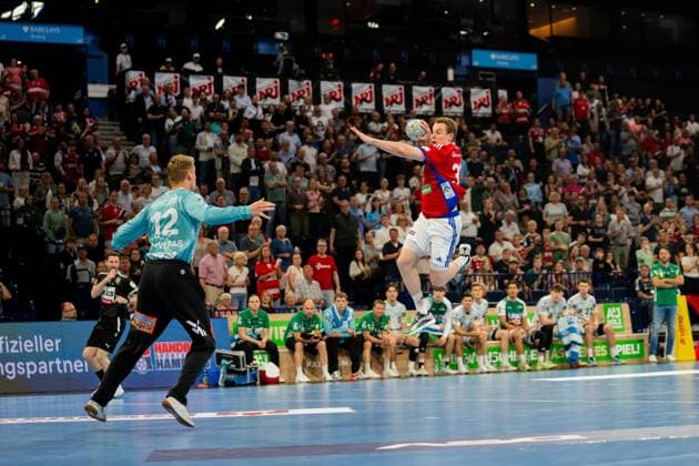 Levin Unbehaun 31 HSV Hamburg jumps for a throw, Kristian Saeveras 12 Frisch Auf Göppingen goalkeeper prepares, spectators in the Barclays Arena Levin Unbehaun 31 HSV Hamburg during a throw against Kristian Saeveras 12 Frisch Auf Göppingen goalkeeper Copyright: xPhilippHeistx