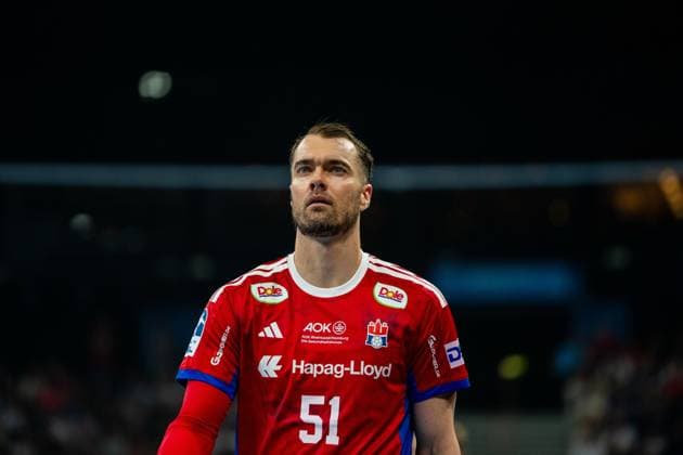 Casper Ulrich Mortensen wears the red jersey of HSV Hamburg and looks concentrated during a move in the Barclays Arena The left winger is in action during the DAIKIN Handball Bundesliga match against Frisch Auf Göppingen Casper Ulrich Mortensen 6 HSV Hamburg during the match Copyright: xPhilippHeistx