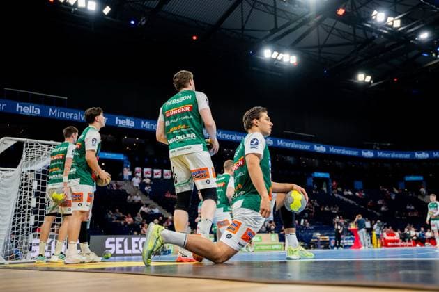 Erik Persson runs with the ball in his hand during the Bundesliga match between HSV Hamburg and Frisch Auf Göppingen at Barclays Arena Several Göppingen players in green and white jerseys are positioned in the match situation Erik Persson 22 Frisch Auf Göppingen with ball at Barclays Arena Copyright: xPhilippHeistx