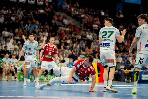 Velde Rutger Ten of Frisch Auf Göppingen lies on the ground and fights off the defense, while Moritz Sauter of HSV Hamburg in red jersey 33 and other players fight for the ball The scene shows an intense duel in the Barclays Arena during the DAIKIN HBL match Handball Sport Verein Hamburg vs Frisch Auf Göppingen Copyright: xPhilippHeistx