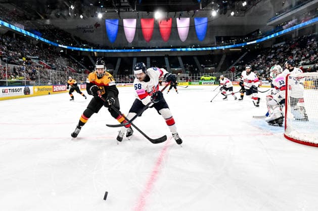 ZURICH, SWITZERLAND MAY 25 Samuel Dove McFalls of Germany and David Clements of Great Britain in a battle for the puck during the 2026 IIHF Ice Hockey World Championship Switzerland game between Germany and Great Britain at Swiss Life Arena on May 25, 2026 in Zurich, Zurich Zurich Swiss Life Arena Zurich Switzerland Copyright: xJustPictures.ch AndreaxBrancax jp-en-EuSpIm-JP7_ANB_Sui_Hung_25052026_1983