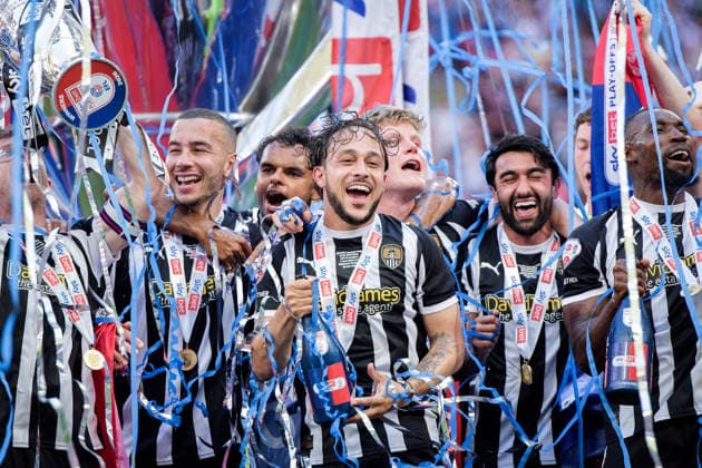 LONDON, ENGLAND - MAY 25: Players of Notts County celebrate with the trophy after the League Two Play-Off Final match between Notts County and Salford City at Wembley Stadium on May 25, 2026 in London, England.  Copyright: xPedroxPorru MBxMediax