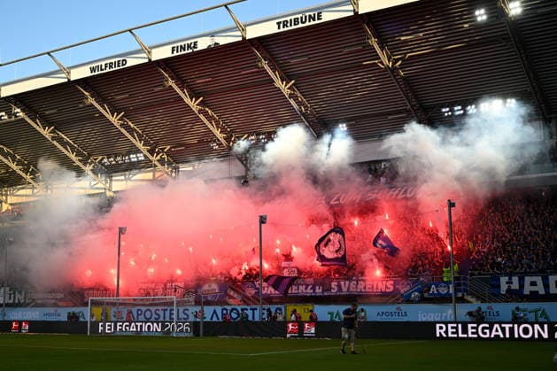Paderborn, Home Deluxe Arena, 25 05 26, GER, Herren, Relegation, Saison 2025 2026, SC Paderborn 07 VfL Wolfsburg Bild Fankurve, Fans, Fanblock Paderborn Feuer, Rauch, Bengali, Bengalis, bengalisches Feuer, zuenden Feuerwerk, Rauchbombe DFL regulations prohibit any use of photographs as image sequences and or quasi video NRW Germany