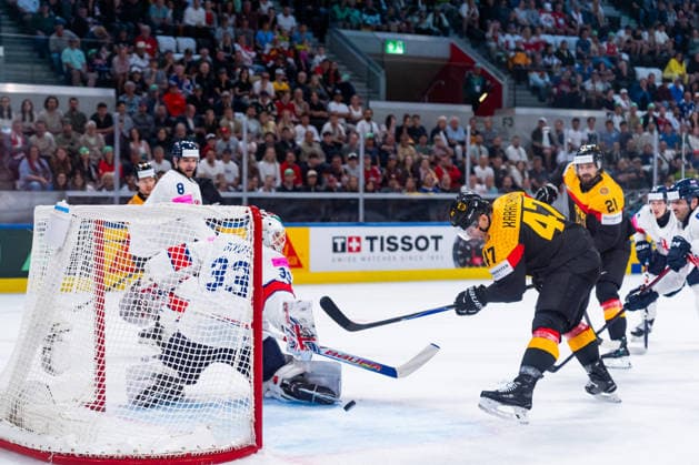 ZURICH, SWITZERLAND - MAY 25: Alexander Karachun (Germany, 47) shooting the 1:0 goal during the Preliminary Round - Group A Match 49 between Germany and Great Britain at the IIHF Ice hockey, Eishockey World Championship, WM, Weltmeisterschaft 2026, Swiss Life Arena on May 25, 2026 in Zurich, Switzerland. Zurich Switzerland Copyright: xTimoxSteinx
