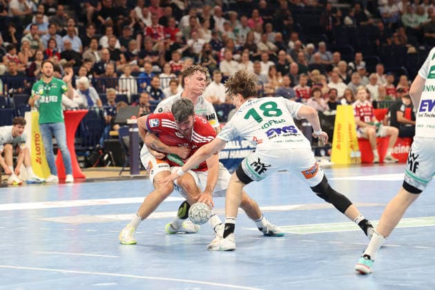 Handball Daikin Handball Bundesliga 2025 2026 Handball Sport Verein Hamburg vs FA Göppingen Oskar Sunnefeldt Goeppingen ,Jacob Arenth Lassen Hamburg ,Fynn Hofele Goeppingen , Barclays Arena Hamburg