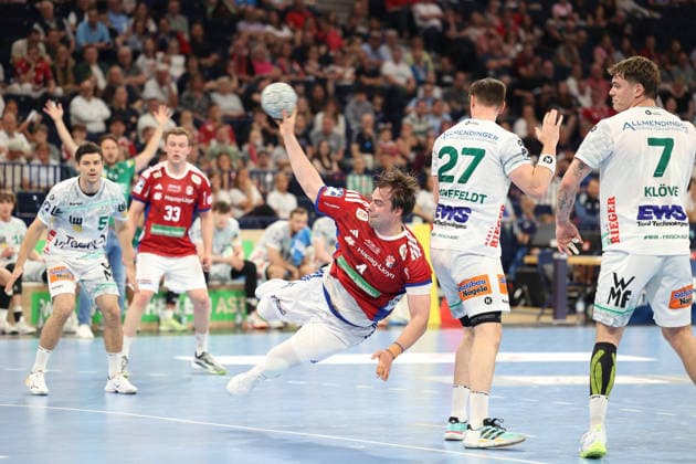 Handball Daikin Handball Bundesliga 2025 2026 Handball Sport Verein Hamburg vs FA Göppingen Andreas Magaard Hamburg ,Successful shot on goal,Oskar Sunnefeldt Goeppingen ,Victor Klï¿½ Kloeve Goeppingen , Barclays Arena Hamburg