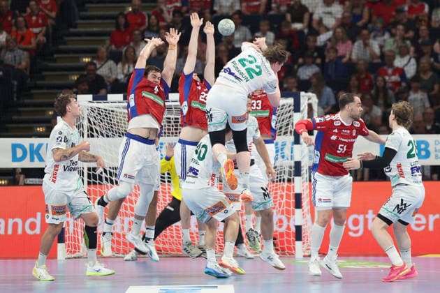 Handball Daikin Handball Bundesliga 2025 2026 Handball Sport Verein Hamburg vs FA Göppingen Erik Persson Goeppingen , unsuccessful shot on goal, 9-meter, end of the first half Barclays Arena Hamburg