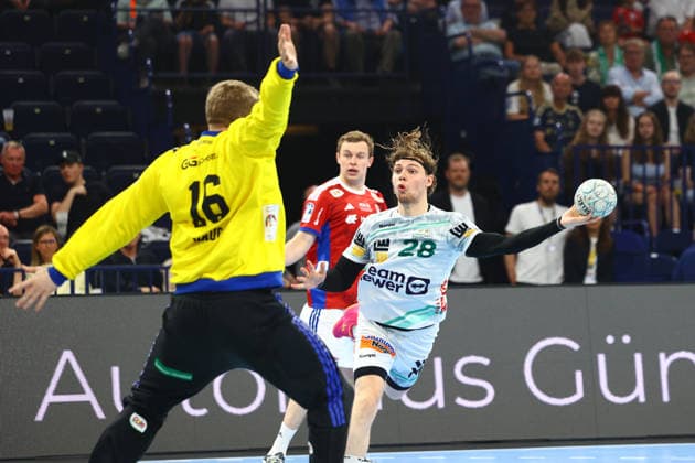 Handball I Men I Season 2025 2026 I Bundesliga I 32 Matchday I HSV Hamburg FRISCH AUF Göppingen I 25 05 2026 Robin Haug 16, HSV Hamburg Franko Lastro 28, Frisch Auf Göppingen Hamburg Barclaycard Arena Hamburg Germany Copyright: xLobeca RalfxHomburgx