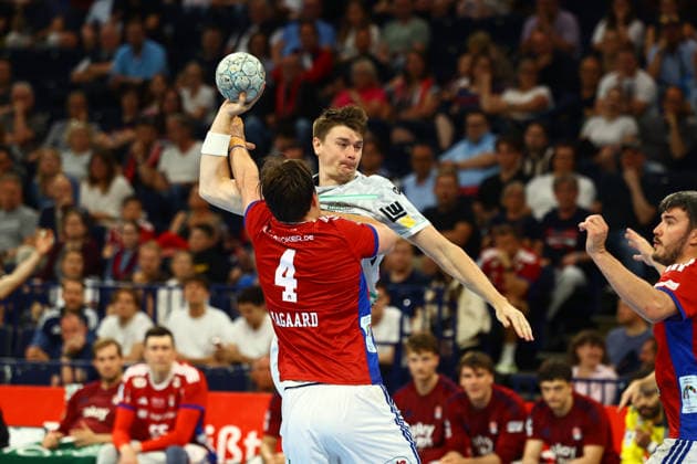Handball I Men I Season 2025 2026 I Bundesliga I 32 Matchday I HSV Hamburg FRISCH AUF Göppingen I 25 05 2026 Oskar Sunnefeldt 27, Frisch Auf Göppingen Andreas Magaard 4, HSV Hamburg Hamburg Barclaycard Arena Hamburg Germany Copyright: xLobeca RalfxHomburgx