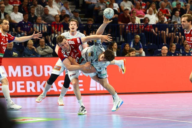 Handball I Men I Season 2025 2026 I Bundesliga I 32 Matchday I HSV Hamburg FRISCH AUF Göppingen I 25 05 2026 Moritz Sauter 33, HSV Hamburg Elias Newel 40, Frisch Auf Göppingen Hamburg Barclaycard Arena Hamburg Germany Copyright: xLobeca RalfxHomburgx