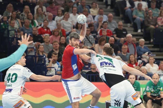 Handball Daikin Handball Bundesliga 2025 2026 Handball Sport Verein Hamburg vs FA Göppingen Elias Newel Goeppingen ,Jacob Arenth Lassen Hamburg ,successful shot on goal,Sascha Brodbeck Goeppingen , Barclays Arena Hamburg