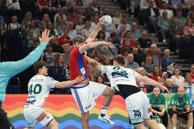 Handball Daikin Handball Bundesliga 2025 2026 Handball Sport Verein Hamburg vs FA Göppingen Elias Newel Goeppingen ,Jacob Arenth Lassen Hamburg ,successful shot on goal,Sascha Brodbeck Goeppingen , Barclays Arena Hamburg