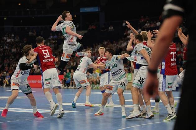 Frederik Bo Andersen jumps to shoot and is harassed by Göppingen defenders The scene shows an intense game situation in the Barclays Arena with full commitment from both teams Frederik Bo Andersen 21 HSV Hamburg with a jump shot against Frisch Auf Göppingen Copyright: xspeedshotx