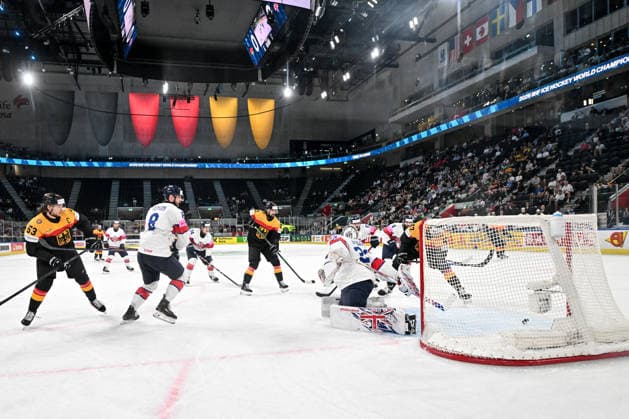 ZURICH, SWITZERLAND MAY 25 Alexander Karachun of Germany scores a goal against goalkeeper Ben Bowns of Great Britain during the 2026 IIHF Ice Hockey World Championship Switzerland game between Germany and Great Britain at Swiss Life Arena on May 25, 2026 in Zurich, Zurich Zurich Swiss Life Arena Zurich Switzerland Copyright: xJustPictures.ch AndreaxBrancax jp-en-EuSpIm-JP7_ANB_Sui_Hung_25052026_2169