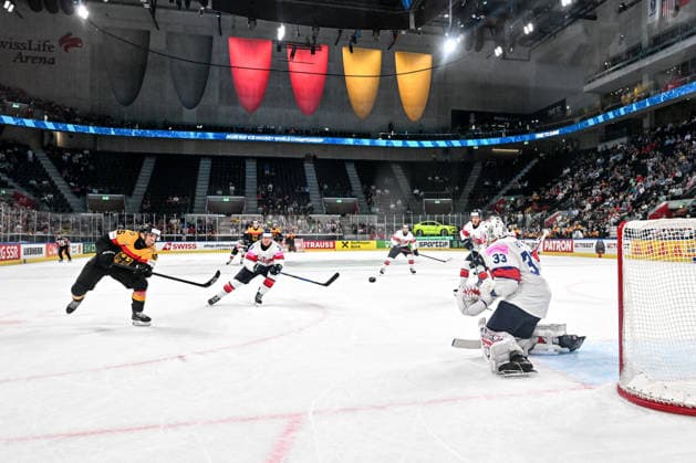 ZURICH, SWITZERLAND MAY 25 Frederik Tiffels of Germany scores a goal against goalkeeper Ben Bowns of Great Britain during the 2026 IIHF Ice Hockey World Championship Switzerland game between Germany and Great Britain at Swiss Life Arena on May 25, 2026 in Zurich, Zurich Zurich Swiss Life Arena Zurich Switzerland Copyright: xJustPictures.ch AndreaxBrancax jp-en-EuSpIm-JP7_ANB_Sui_Hung_25052026_2380