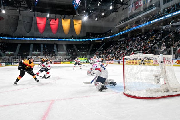 ZURICH, SWITZERLAND MAY 25 Frederik Tiffels of Germany scores a goal against goalkeeper Ben Bowns of Great Britain during the 2026 IIHF Ice Hockey World Championship Switzerland game between Germany and Great Britain at Swiss Life Arena on May 25, 2026 in Zurich, Zurich Zurich Swiss Life Arena Zurich Switzerland Copyright: xJustPictures.ch AndreaxBrancax jp-en-EuSpIm-JP7_ANB_Sui_Hung_25052026_2383
